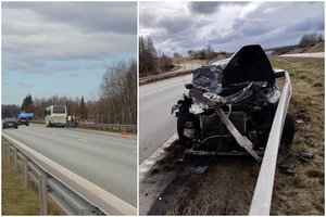 Greitkelyje greta Vilniaus susidūrė autobusas ir BMW, vienam žmogui prireikė medikų