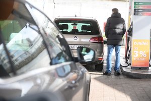 Skelbia, kuriose degalinėse Lietuvoje pats pigiausias ir brangiausias benzinas bei dyzelinas