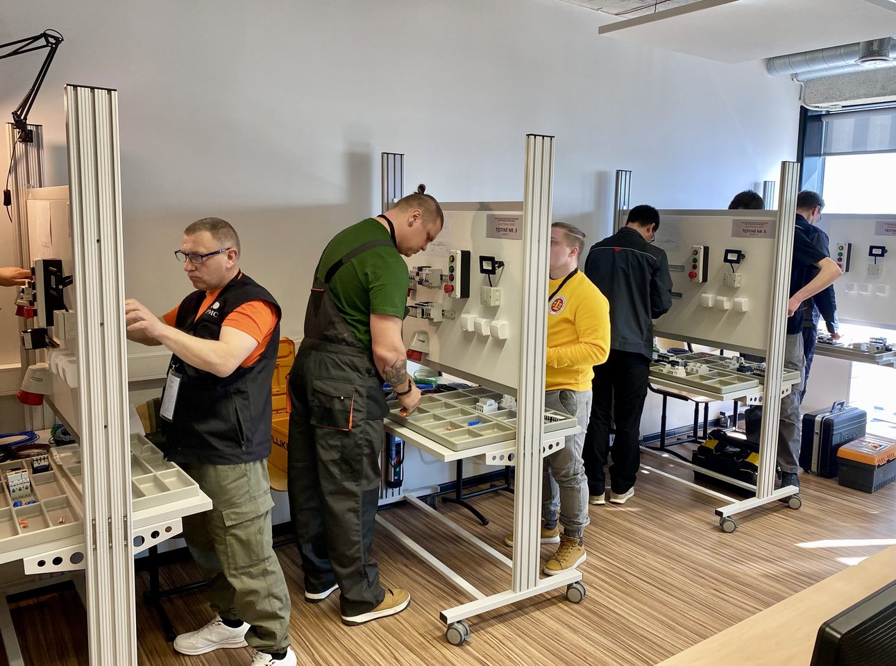  Elektrėnuose profesija įgyjama dirbant: kaip pameistrystė keičia profesinį mokymą.