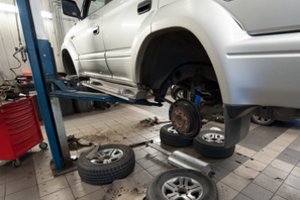 Tiksliai suskaičiavo, kiek vairuotojams kainuoja įvažiavimas į duobę: sumos nustebins