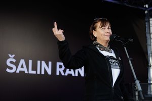 Po R. Miliūtės parodyto gesto proteste – policijos reakcija