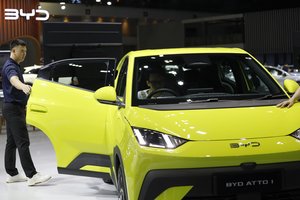 E. Musko „Tesla“ ryja kinų dulkes – BYD tapo didžiausia elektromobilių gamintoja pasaulyje