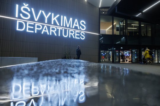 Dėl balionų grėsmės visą naktį buvo sustabdyta Vilniaus oro uosto veikla: paskelbė, kiek bėdų pridarė