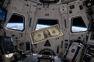 Mėnulį apskriejo, bet premijos negavo: astronautų algos – ne tokios, kokias dauguma įsivaizduoja