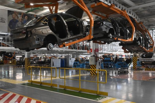 Rusija nebeįstengia to nuslėpti: automobilių pramonės milžinės grimzta į dugną