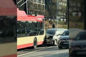 Vilniuje „Ford“ rėžėsi į stotelėje sustojusio troleibuso galą – vairuotojas nespėjo net durų keleiviams atidaryti