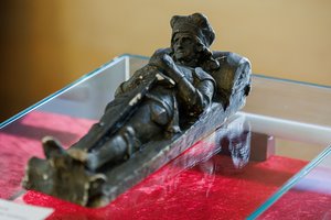 V. Poderis teigia, kad Vytauto Didžiojo palaikai buvo rasti dar tarpukariu ir tebėra Vilniaus katedros požemiuose