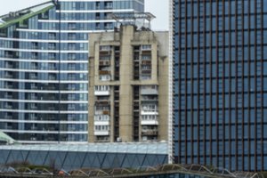 Statybininkai kratosi kaip velnias kryžiaus: kas vyksta Vilniaus centre esančiame name