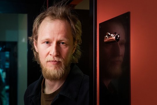 Tarp kino ir teatro. Pokalbis su Karolio Kaupinio spektaklyje dirbančiu kino operatoriumi Simonu Glinskiu