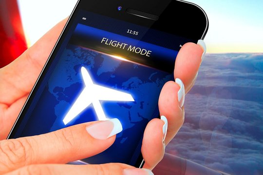 Kas iš tiesų nutiks, jei telefone neįjungiate skrydžio režimo? Pilotas pateikė paprastą atsakymą