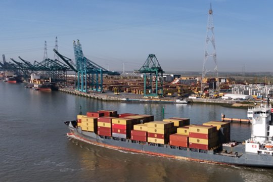 Svarbiame Europos uoste sustojo eismas: išsiliejo nafta