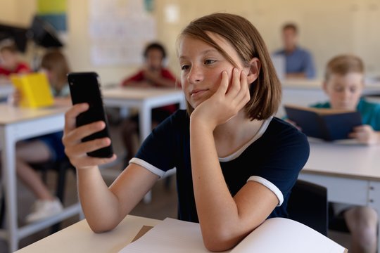 Nuo „TikTok“ iki azartinių lošimų: tėvai net neįtaria, kas vyksta jų vaikų telefonuose