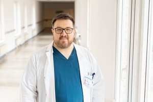 Urologas Vilius Bosas – pacientams tarsi draugas: legendinis rankos paspaudimas ir auksinė taisyklė, kaip išvengti inkstų akmenligės