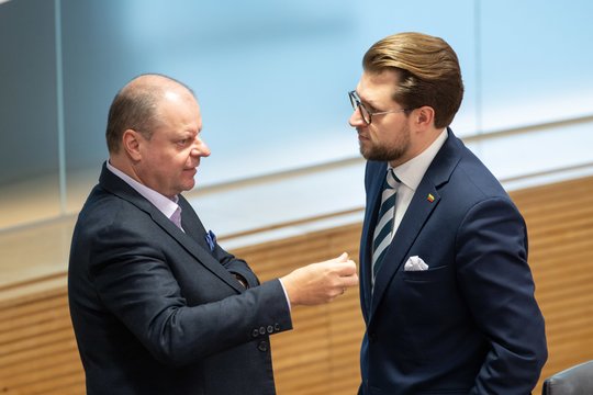 Demokratai prakalbo apie partijos poziciją: už mandato ir neliečiamybės slėptis nereikia