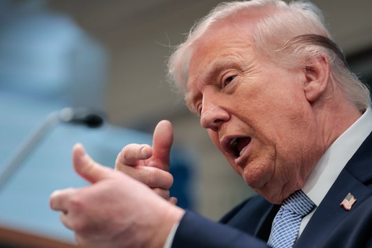 D. Trumpas įspėja apie naujus smūgius Iranui: „Ruošiamės naujam startui“