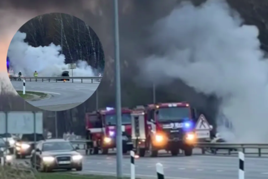 Kelias link Kauno skendo dūmuose: degė automobilis