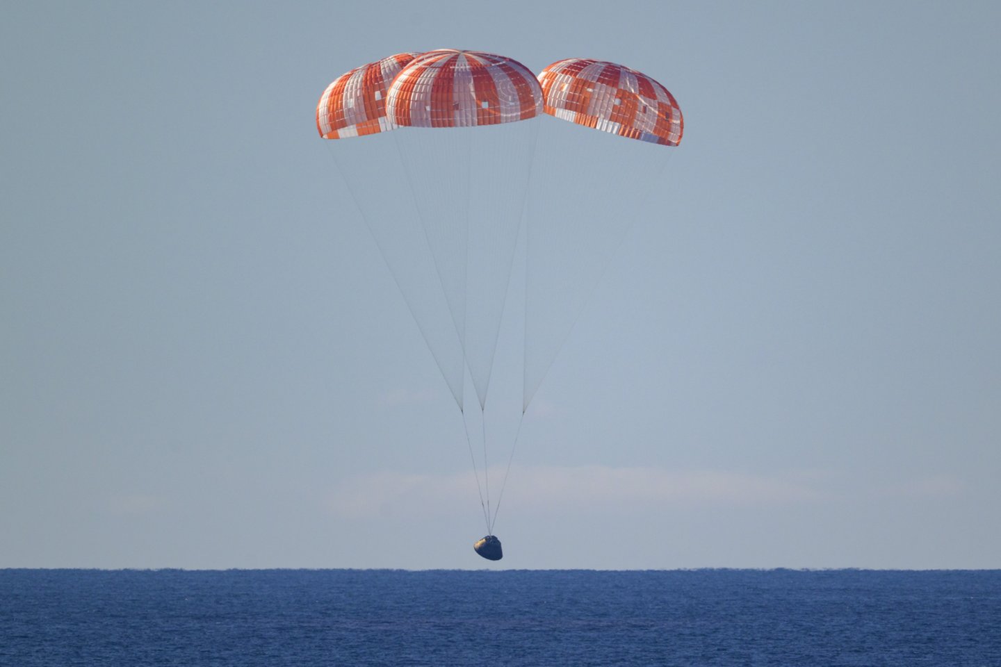 „Artemis II“ astronautai sėkmingai grįžo į žemę.<br> EPA/ELTA nuotr.