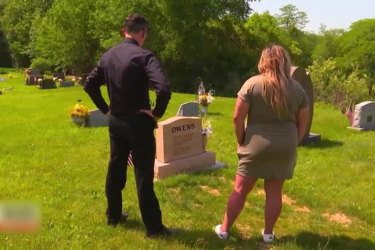 Ant tėvo antkapio – paslėpta žinutė: šeima sako taip pagerbianti velionį, kiti laiko tai įžeidimu