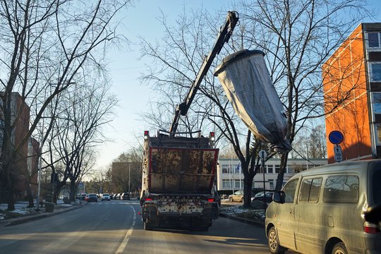 Šiukšlių išvežiotojui – baudžiamoji byla: sunkvežimiu trenkėsi į pėsčiąjį