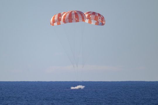 Užfiksavo istorinę akimirką: apskridę Mėnulį „Artemis II“ astronautai sėkmingai nusileido į Žemę