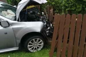 Girtų kelių chuliganių „šou“: 31 metų moteris su „Porsche“ rėžėsi į tvorą, 16-metė taranavo kelio ženklą