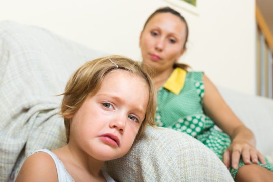 Paslėpė diktofoną vaiko krepšelyje – ir pamatė tikrąjį auklės veidą