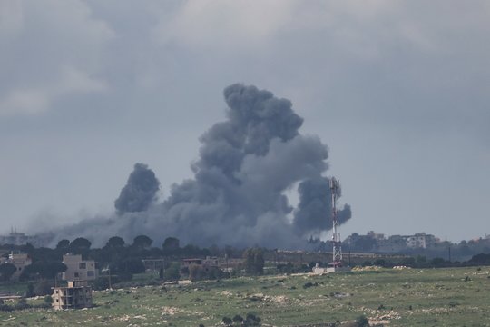 Žiniasklaida: Izraelio pajėgos apsupo svarbų „Hezbollah“ miestą