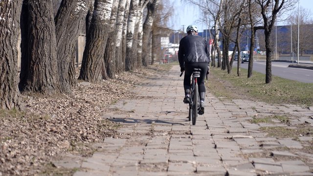 Panevėžiečiams dviračių takai – vis dar iššūkis: priversti rizikuoti savo saugumu