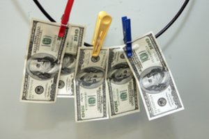 Įsiutusi septynmetė atkeršijo mamai: pro langą išmetė 88 tūkstančius dolerių