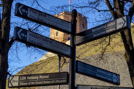 Vilniaus gatvių pavadinimų rinkimą vadina dešiniųjų varžytuvėmis ir masine „antkapių“ vieta