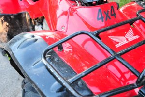 Tauragės rajone girtas kelių chuliganas keturračiu rėžėsi į medį: sužeisti 2 žmonės