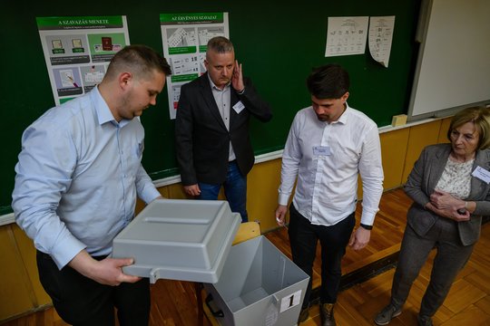 Nors V. Orbanas užtikrintas savo pergale, vengrai simpatijų nejaučia: jam laimėjus svarsto net emigruoti