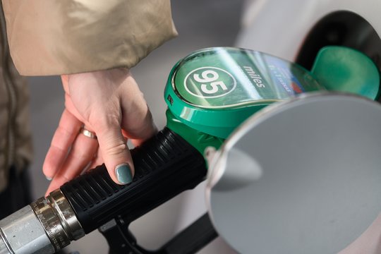 Apie pigesnius degalus liks tik pasvajoti: nafta brangsta, o energetinė krizė ant nosies