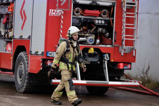 Dėl rūsyje kilusio gaisro iš daugiabučio Vilniuje evakuota 15 žmonių
