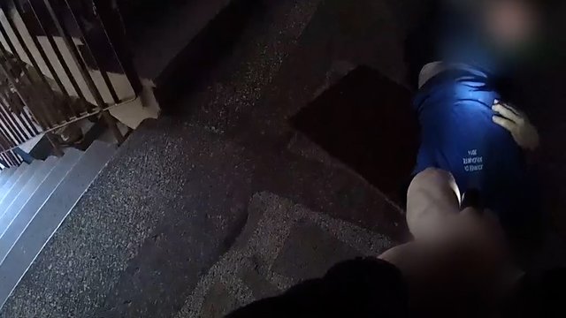 Užfiksavo drąsų policininko elgesį: iš degančio buto ištempė nukentėjusį žmogų