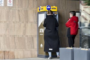 Paaiškino, kas būtų su jūsų sąskaitomis karo ar didelės nelaimės atveju: ribojimai neišvengiami