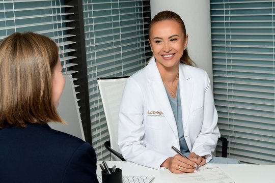 „Ozempic veidas“ – kodėl svorio netekimas turi įtakos veido formai ir išvaizdai?