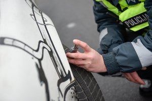 Žieminės padangos vasarą – nematoma saugumo rizika kelyje