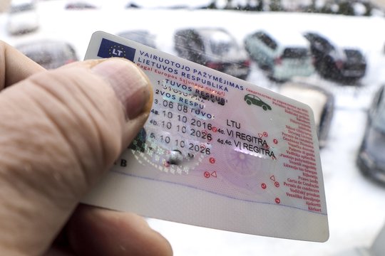 Prigavo užsienietį su nupaišytu vairuotojo pažymėjimu – prisipažino, kad jį pirko Baltarusijoje