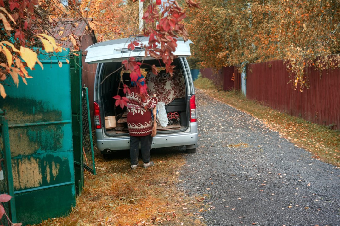 Pagrobtas 9-metis ilgiau nei metus buvo uždarytas tėvo furgone – nuogas tarp šiukšlių ir išmatų