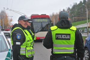 Kaune troleibusus šūviais niokojęs vyras stos prieš teismą 