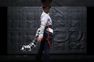 Svyravimas tarp pagalbos ir etikos: Japonijoje senjorams kuriama speciali uodega