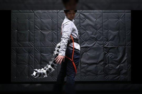 Svyravimas tarp pagalbos ir etikos: Japonijoje senjorams kuriama speciali uodega