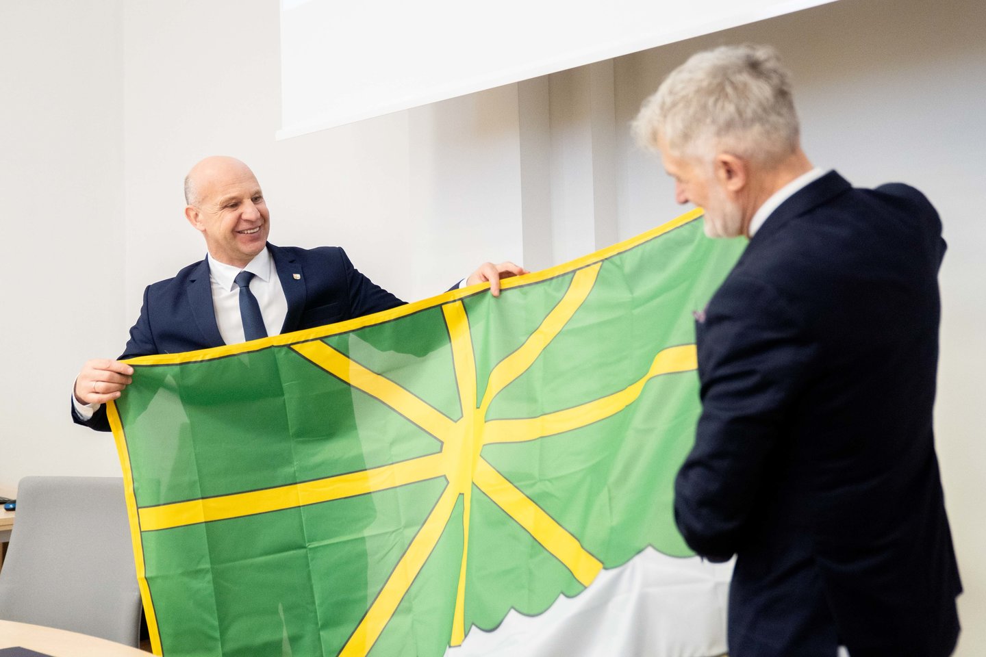 Rajono meras R. Januševičius (kairėje) ir Klaipėdos uosto direkcijos generalinis direktorius A. Latakas pasirašė Tarpusavio supratimo memorandumą. <br> G.Bitvinsko nuotr.