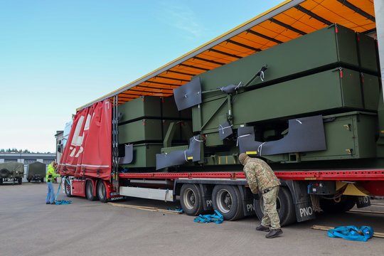 Stiprėja šalies oro gynybos pajėgumai – į kariuomenę atvyksta papildomos vidutinio nuotolio ginklų sistemos