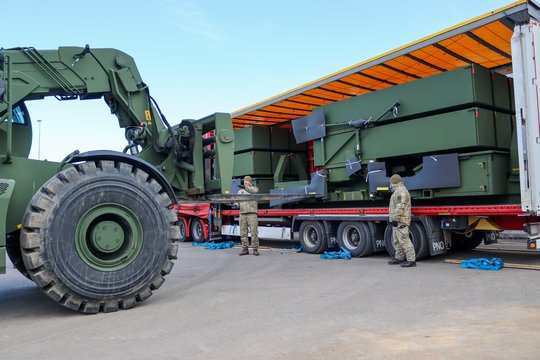 Stiprėja šalies oro gynybos pajėgumai – į kariuomenę atvyksta papildomos vidutinio nuotolio ginklų sistemos