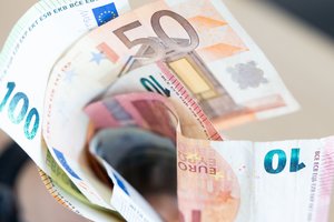 Leido atsiimti pinigus, tačiau dabar vėl ragina juos kaupti pensijai