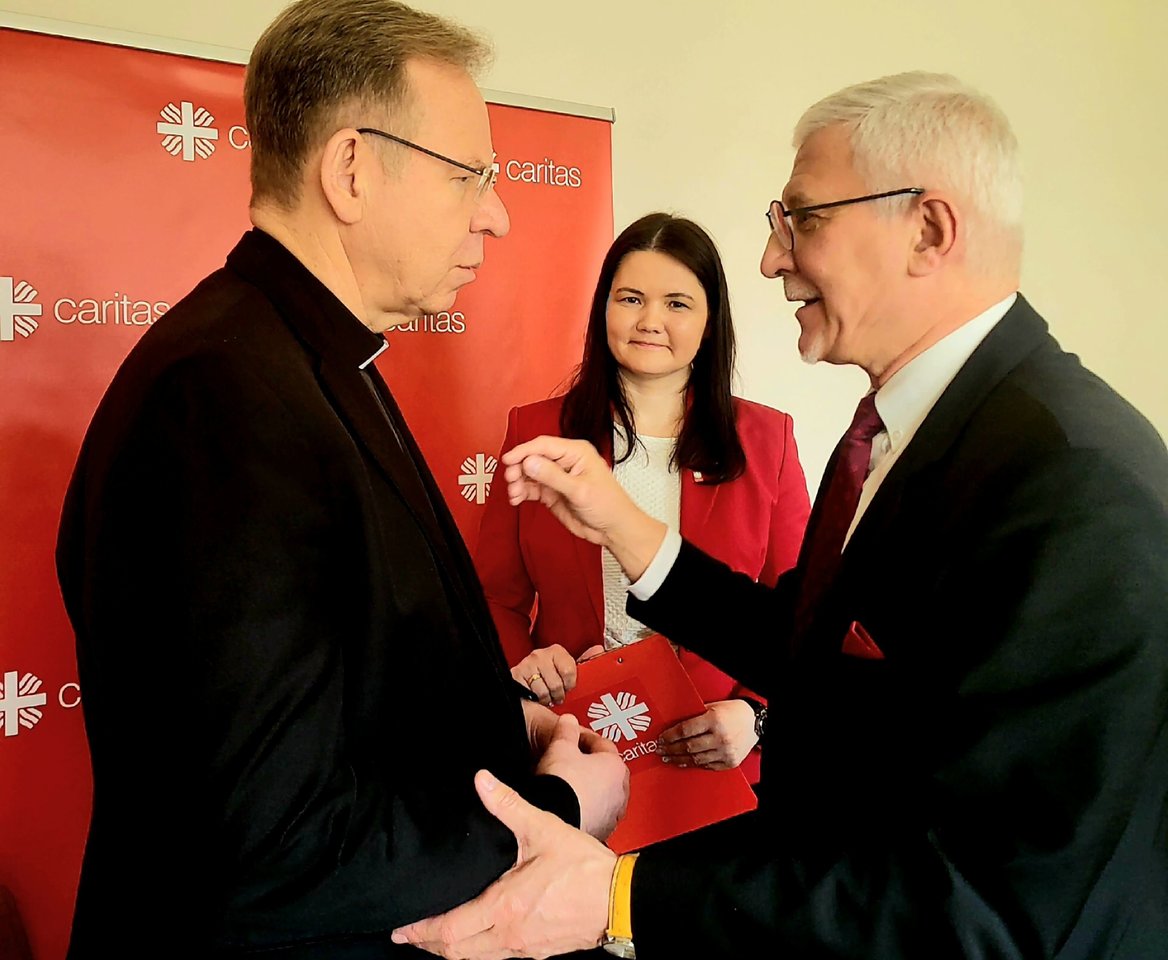  Arkivyskupas Gintaras Grušas, Lietuvos Carito vadovė Milita Žičkutė Lindžienė ir prof. Baguslavas Gruževskis.<br> Pranešimo žiniasklaidai nuotr.