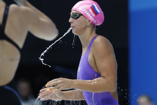 Spjūvis ir Lietuvai: R. Meilutytė su draugais čempionatuose matys rusų plaukikus ir jų vėliavą