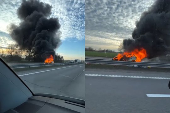 Kauno Vakariniame aplinkkelyje liepsnojo automobilis: nusidriekė spūstis